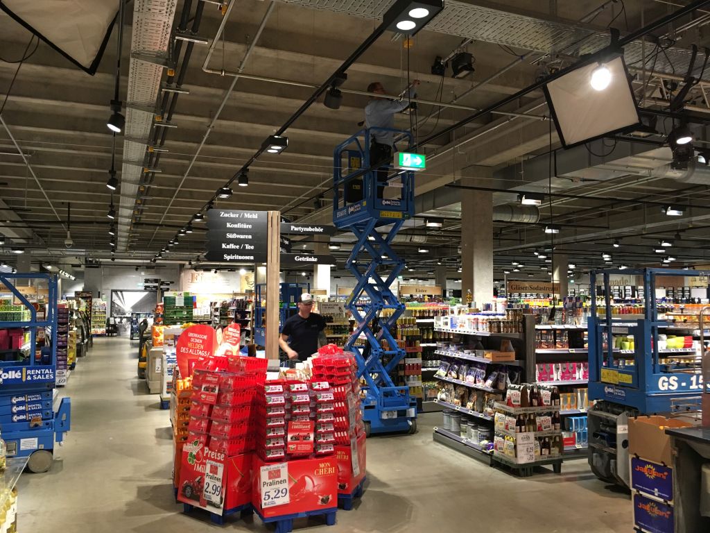 Edeka Werbefilm Weihnachten 2022 EDEKA Wie viel Weihnachten darf es sein? Gegenlicht Design
